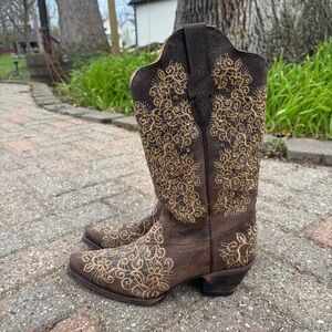 NWOB Corral Boots Cowboy Embroidered Studded Western size 9